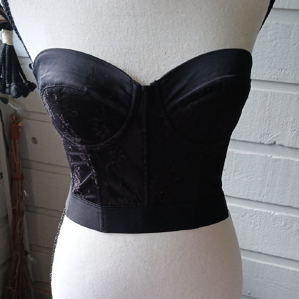 Forever 21 Black Strapless Bra with Sweetheart Neckline